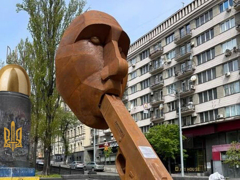 Паметникът бе издигнат на бул Шевченко и се превърна в