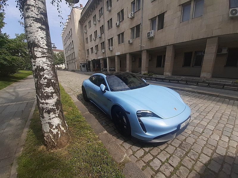 Автомобилът е паркиран непосредствено пред сградата на МВР на ул
