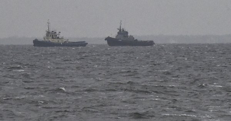 Корабите са били с екипаж и натоварена бронирана техника включително