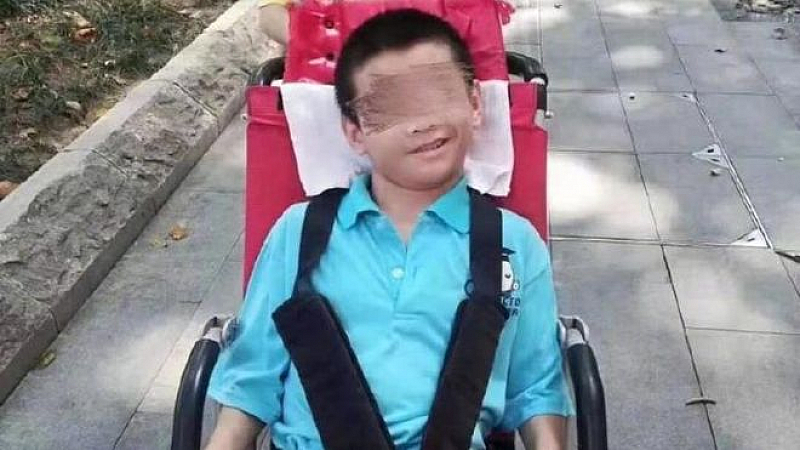 Момче с увреждания почина след като беше оставено без личен