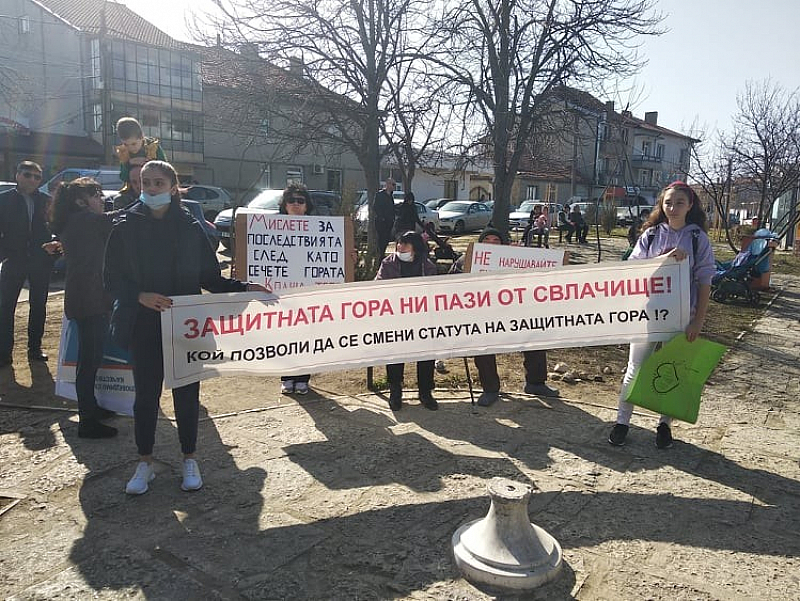 Трети пореден екопротест във Варна срещу отсичането на гора, обявена