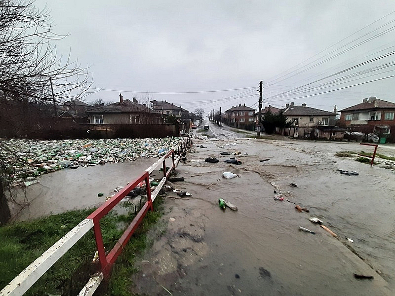 Купища боклук се появиха след наводненията в някои части на