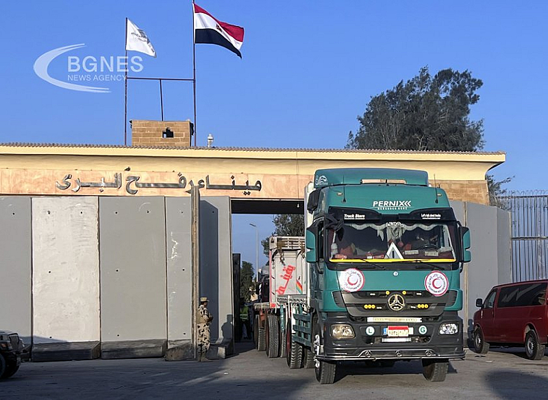 Два от камионите представляващи египетски организации носеха знамена с надпис