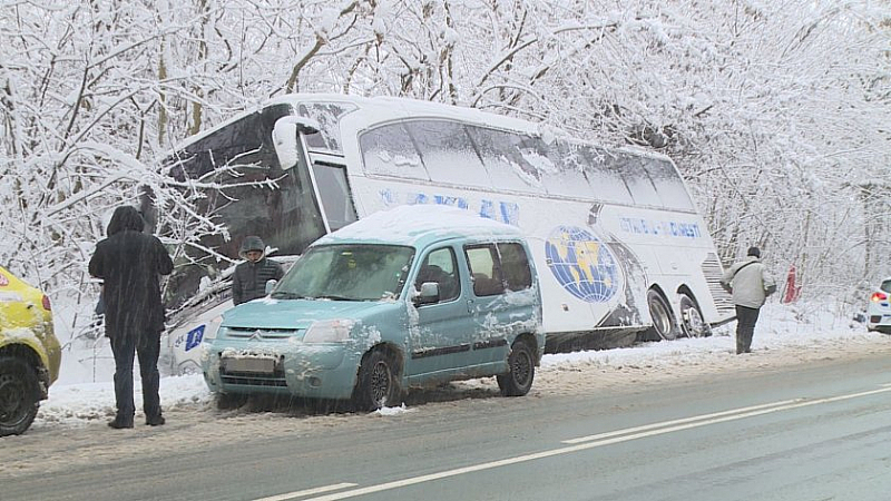 Пътнически автобус е катастрофирал на пътя Русе-Бяла. При инцидента няма