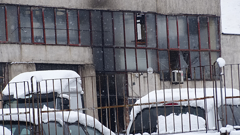 Пожар горя в цех за алуминиева дограма в Благоевград. Огънят