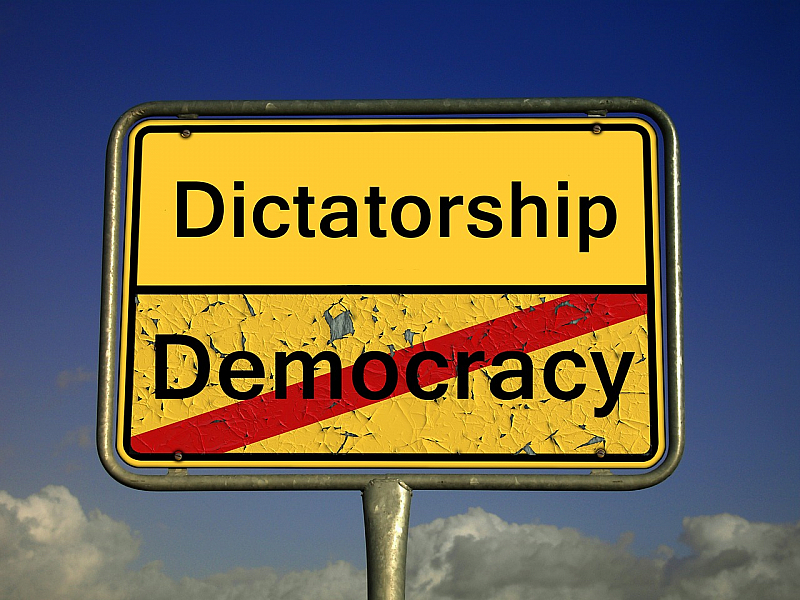 Диктатурата на латински dictatura е автократична форма на управление при