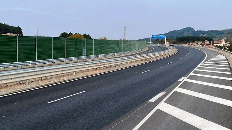 Проектното трасе на бъдещата автомагистрала е с обща дължина близо