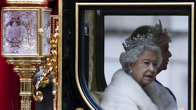 Елизабет II слага короната неочаквано Чичо й Едуард абдикира от