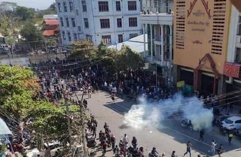 Гумени куршуми изстреляха властите срещу протестиращите срещу режима в Мианмар