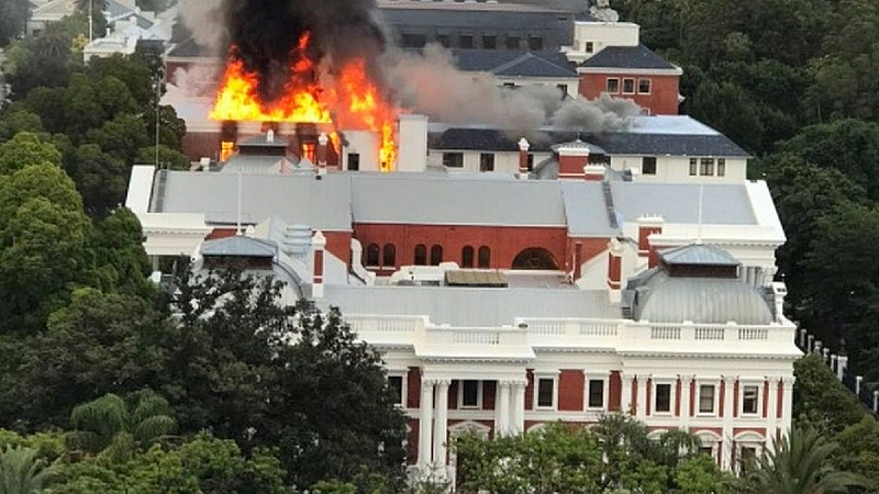 Пожар в парламента в Южна Африка е пламнал тази сутрин.