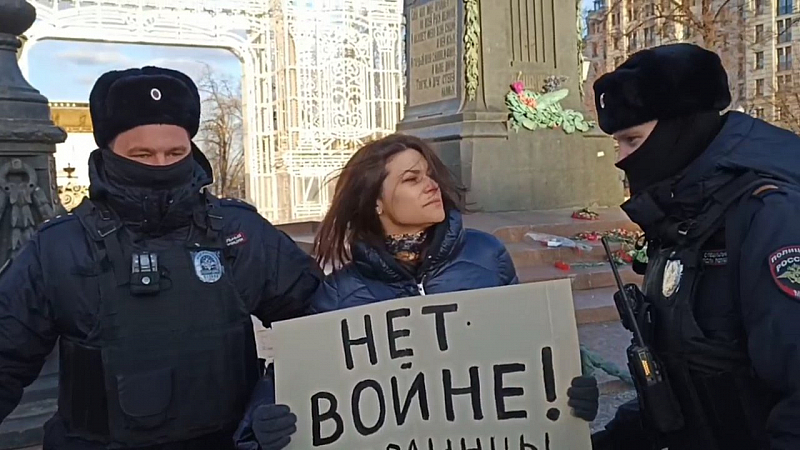 Пред руското посолство в София за втори пореден ден се