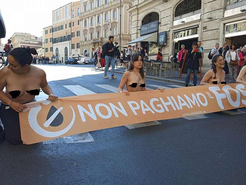 Шест протестиращи активистки се съблякоха голи до кръста и блокираха
