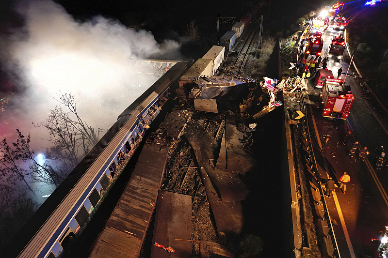 Десетки бяха ранени след удар между товарен и пътнически влак