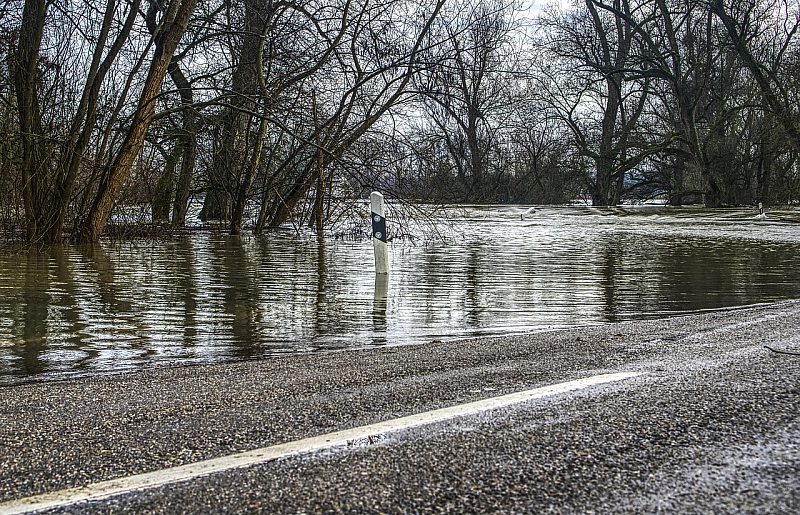 Придошли води заради обилните дъждове се изливат директно върху пътното