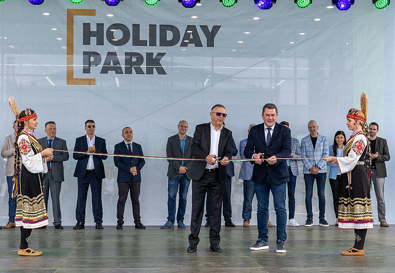 Най-големият търговски парк в Югозападна България Перник отвори врати днес