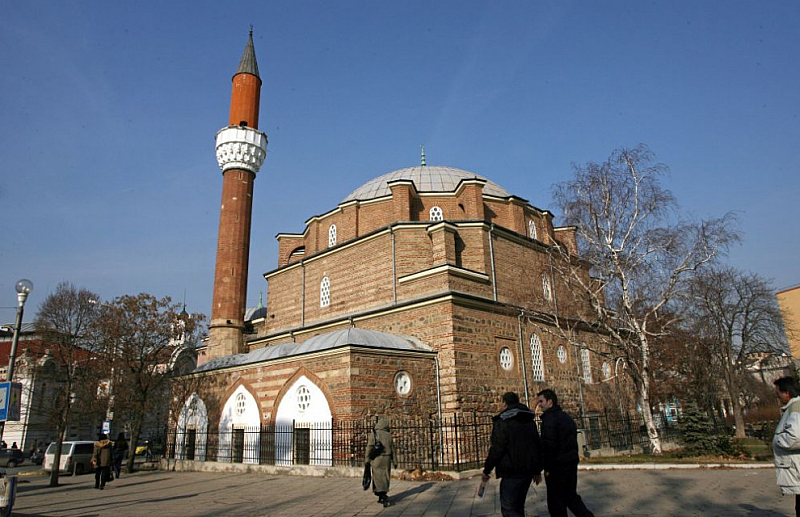 Всички джамии в страната отварят вратите си след изтичането на