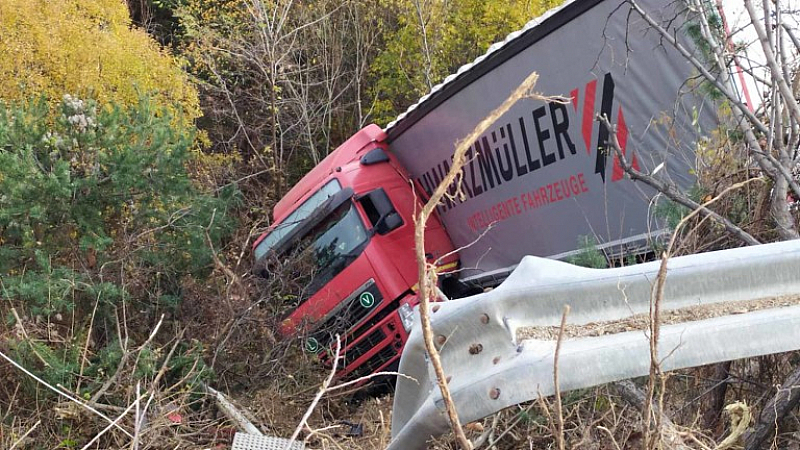 Инцидент край Кюстендил по чудо се размина без пострадали Камион