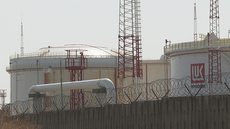 Синдикатите в рафинерията Лукойл Нефтохим се събраха извънредно при закрити врата