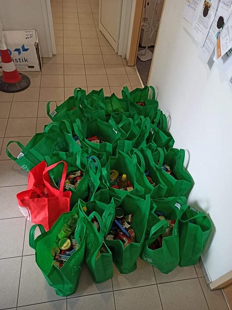 Членове на Младежкото обединение на БСП София дариха хранителни