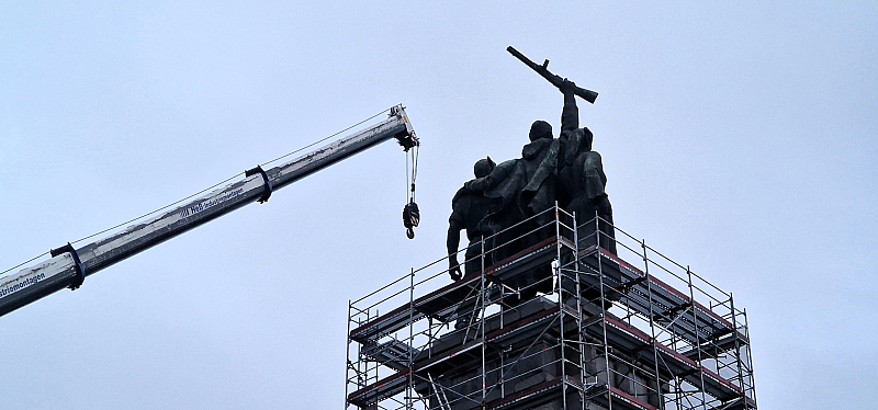 Демонтаж на Паметника на Съветската армия МОЧА отива в историята