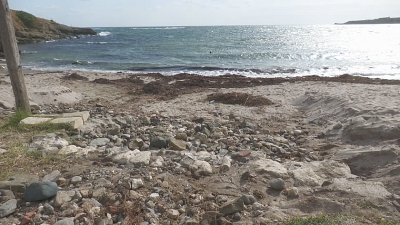 Находката се намира на в началото на малкия плаж Василико