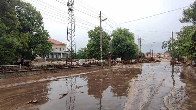 В засегнатите от наводнението домове в Берковица се извършва дезинфекция   За