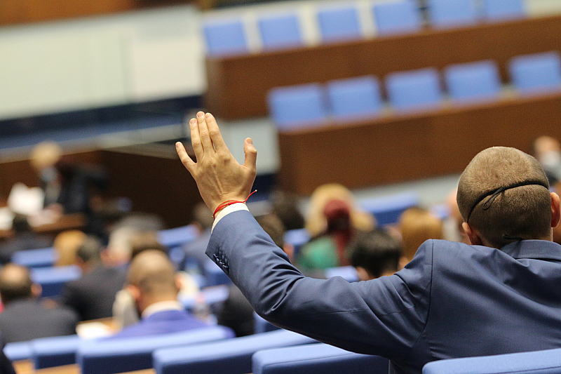 Почти без дебат депутатите отхвърлиха ветото на президента Румен Радев