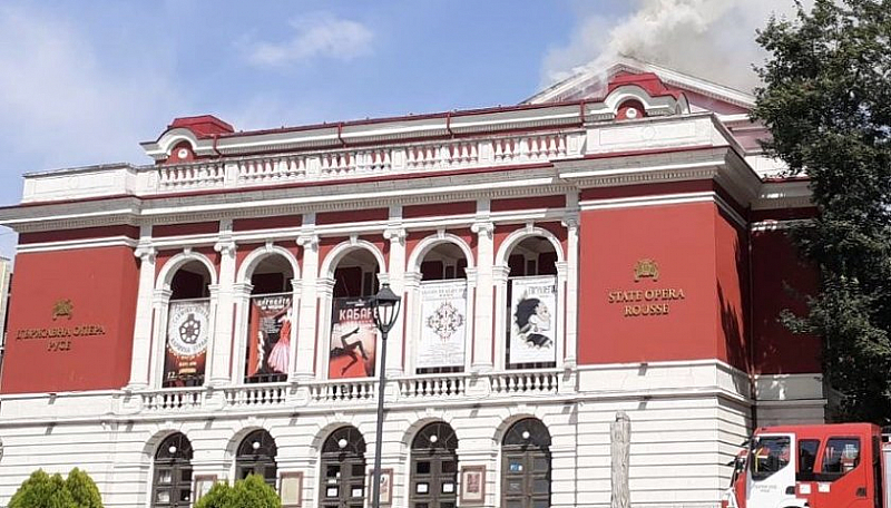 Пожар гори в Русенската опера. Огънят е избухнал на покрива