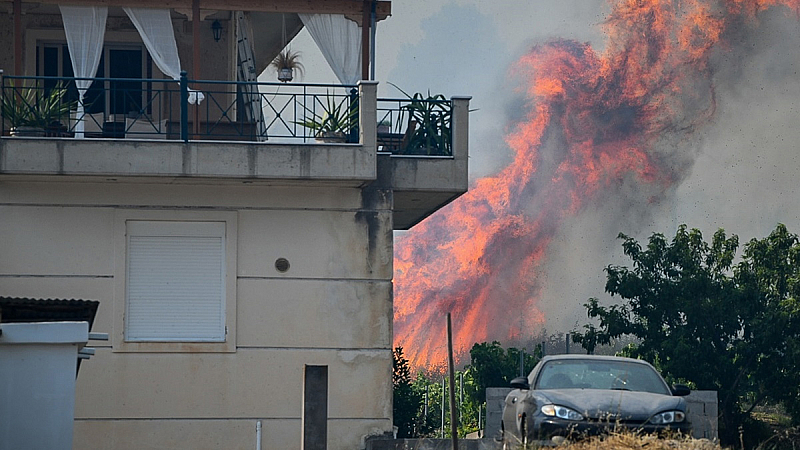Пожарникари подкрепени от въздушни водни бомбардировачи се бориха с пламъците