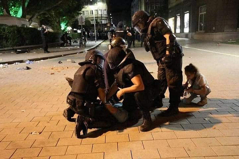 Поредна снимка показваща безпрецедентно полицейско насилие над протестиращи взриви нета