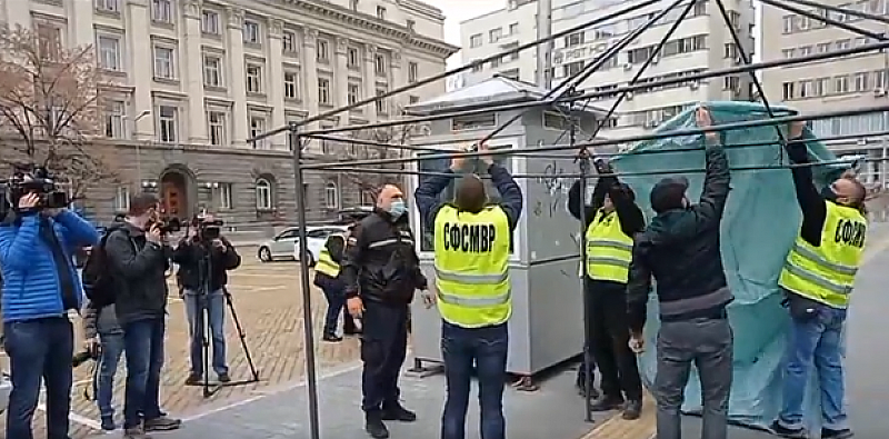 Полицаи опъват палатка под прозорците на властта Протестът на униформените