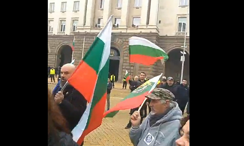 Започна обявения за национален протест срещу управляващите На площада към