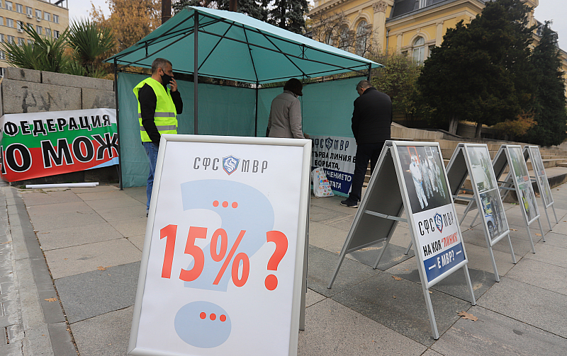 Започна протестът на униформените в района на Министерския съвет Полицаи