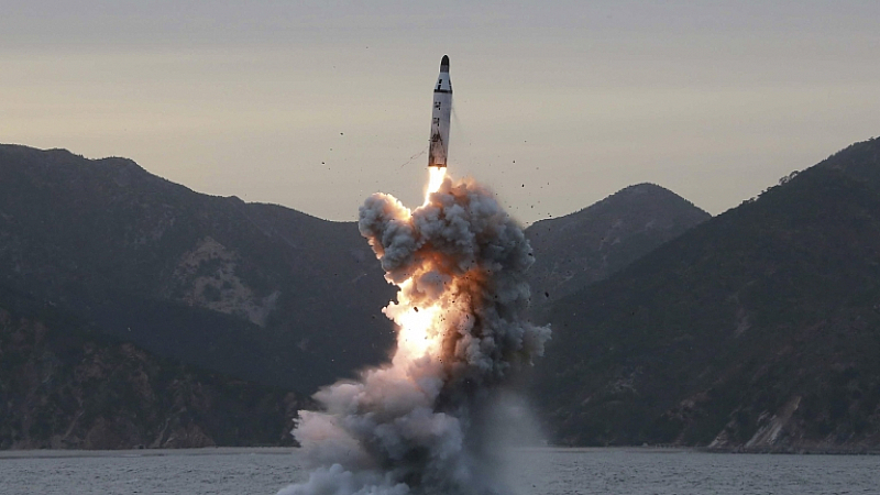Северна Корея изстреля балистична ракета с малък обсег край западното