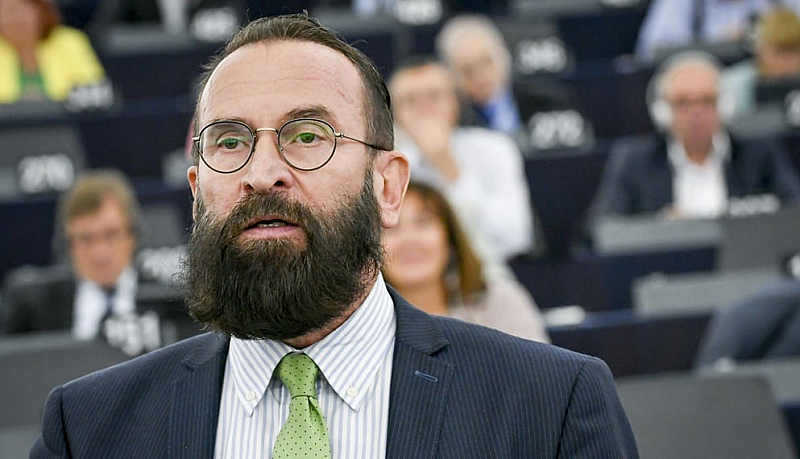 Унгарски евродепутат-хомофоб бе заловен на нелегално гей парти в Белгия.