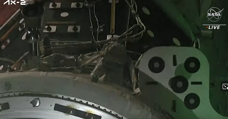 Crew Dragon на SpaceX се приземи с помощта на парашут