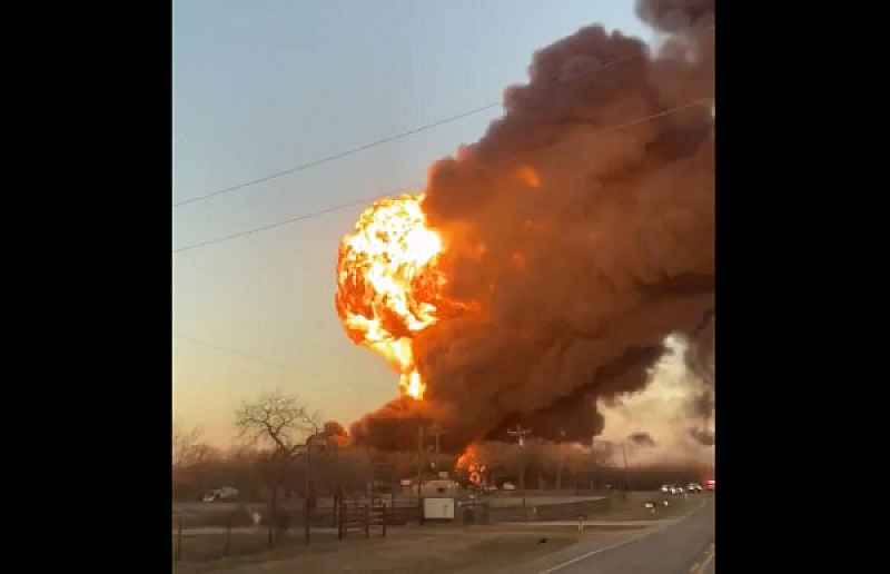 Мощна експлозия в Тексас след катастрофа между товарен влак камион