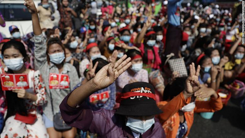 Десетки хиляди хора са излезли по улиците Мианмар за да