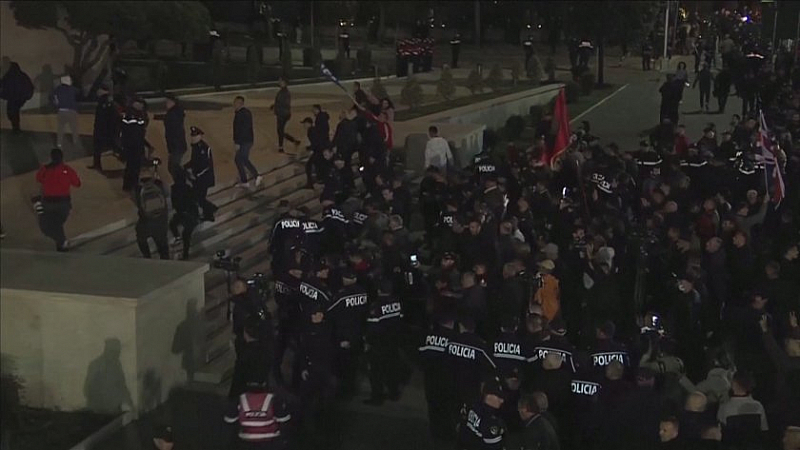 Безредиците започнаха след като някои от участниците разкъсаха полицейския кордон