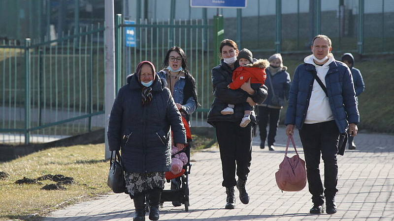 Много украинци минаваха в Румъния и Полша пеша, носейки багажа
