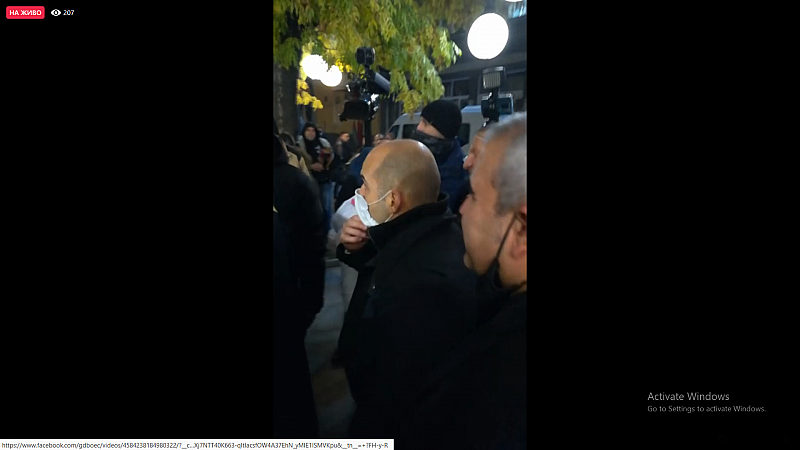 Десетки протестиращи се събраха пред БНТ и скандират Радев На
