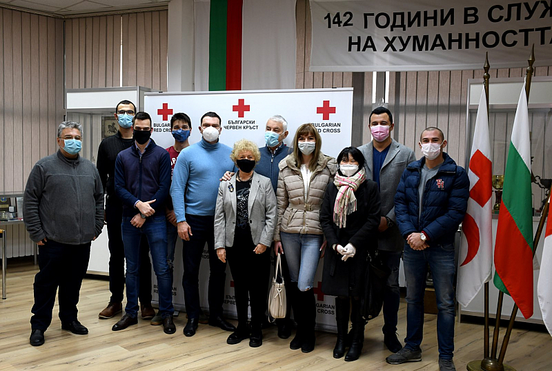 Млади социалисти от София дариха дрехи на Българския червен кръст
