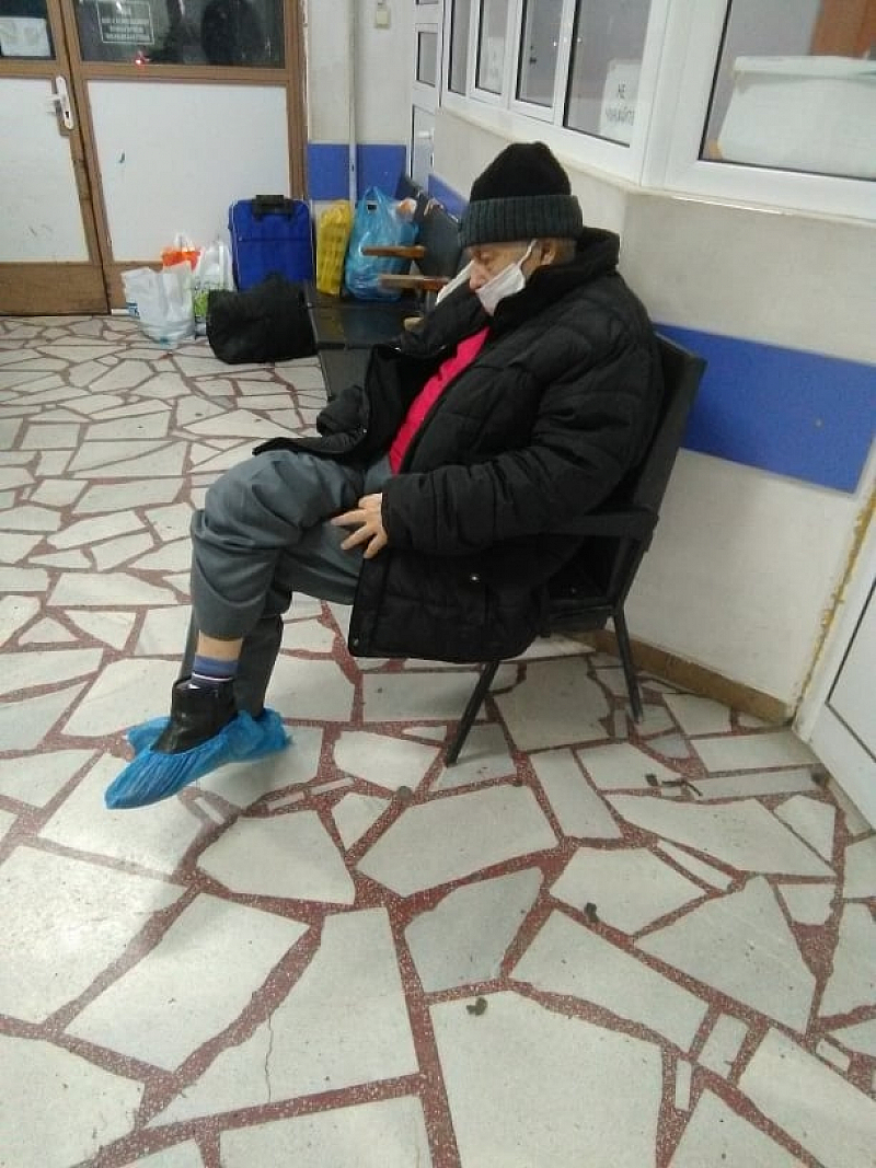Възрастен болен човек чака 14 часа пред спешния кабинет на