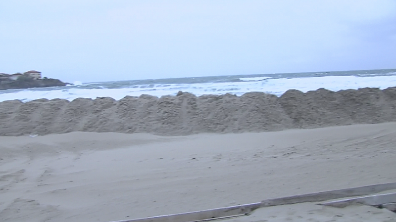 Пясъчната дига на Централния плаж в Созопол вече е почти