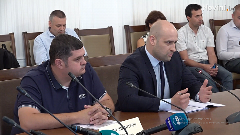 Димитров обясни че натискът върху фирмата му е започнал сред
