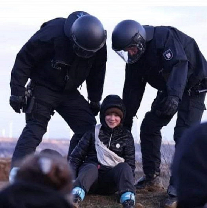 Разпространени снимки показват как германски полицаи отстраняват шведската екоактивистка от