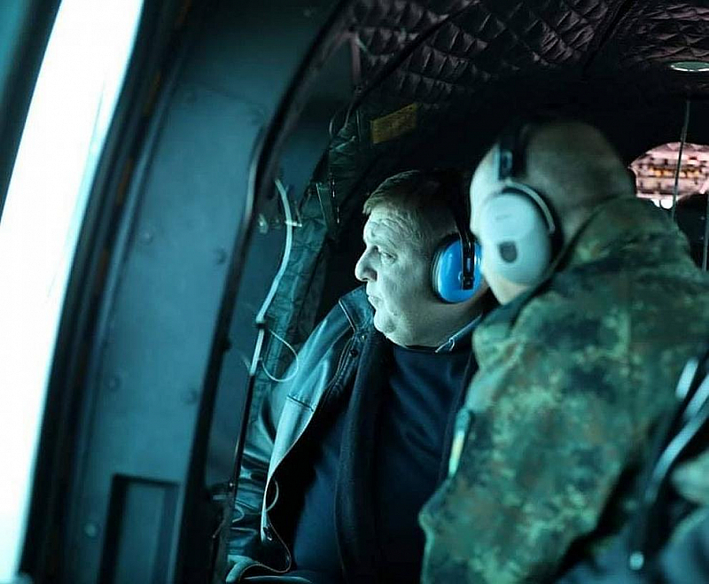 Министърът на отбраната Красимир Каракачанов с показни действия. Той извърши