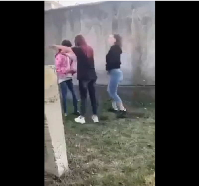 На клипа се вижда как група момичета нападат съученичка от