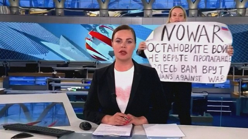 Марина Овсяникова била разпитвана три часа след което била освободена
