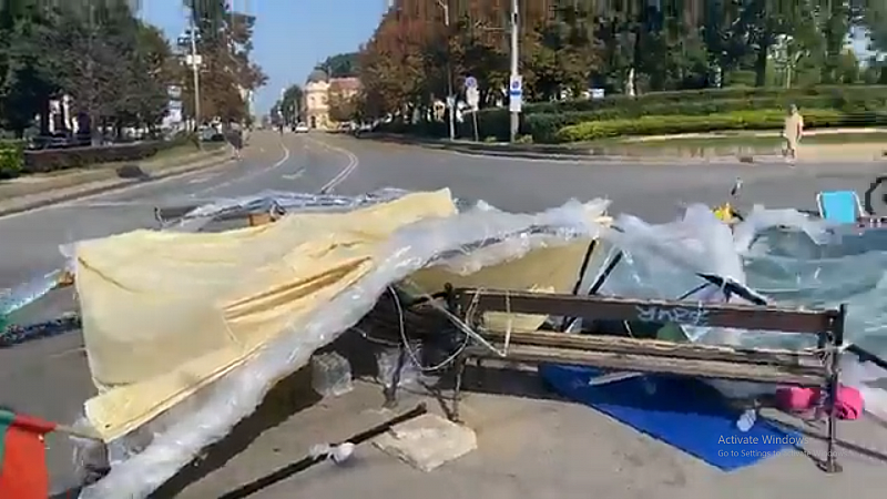 Гербаджийски провокатор разруши палатките и изпотроши тентите на протестиращите на